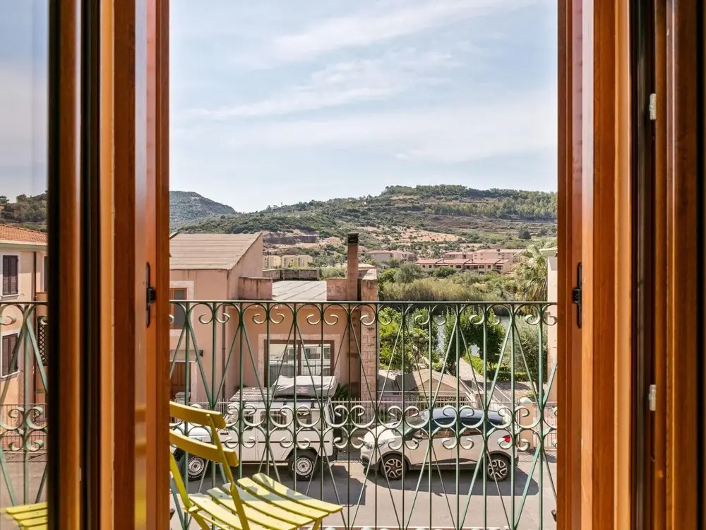 Relaxing Bosa Stay with Veranda