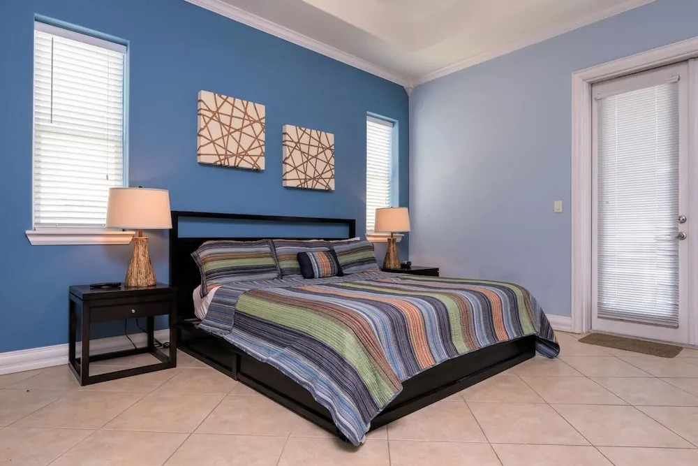 Sleeps 6 in a 4plex w Pool, Only a Block to Beach