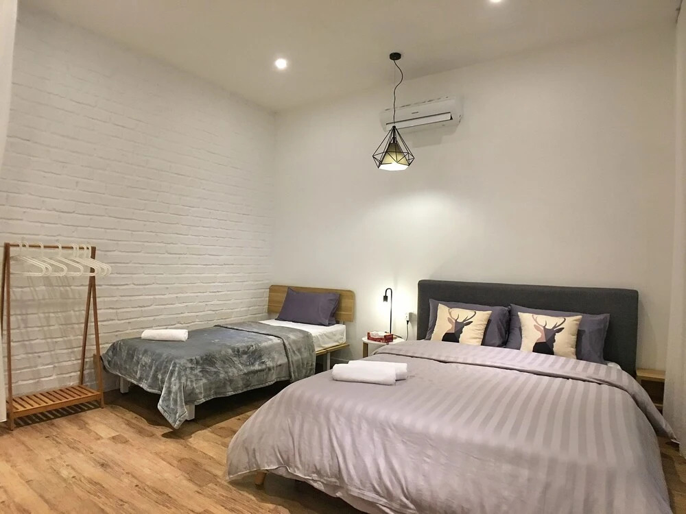 iBook4 Deluxe 2 Bedroom Gurney Suite by iBook Homestay