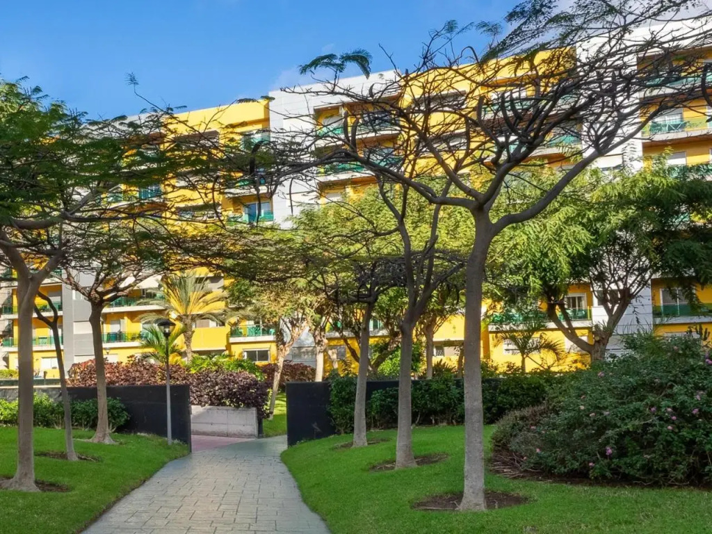 Apartment with extensive gardens PARKING GYM terrace and pool