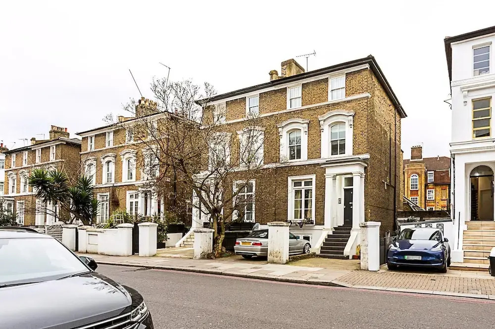 Chic Gunter Grove Flat - London Retreat