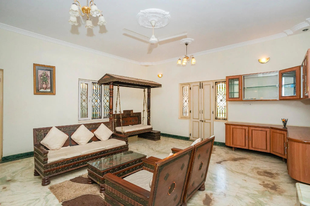 OYO 74356 Hotel Silver Tree