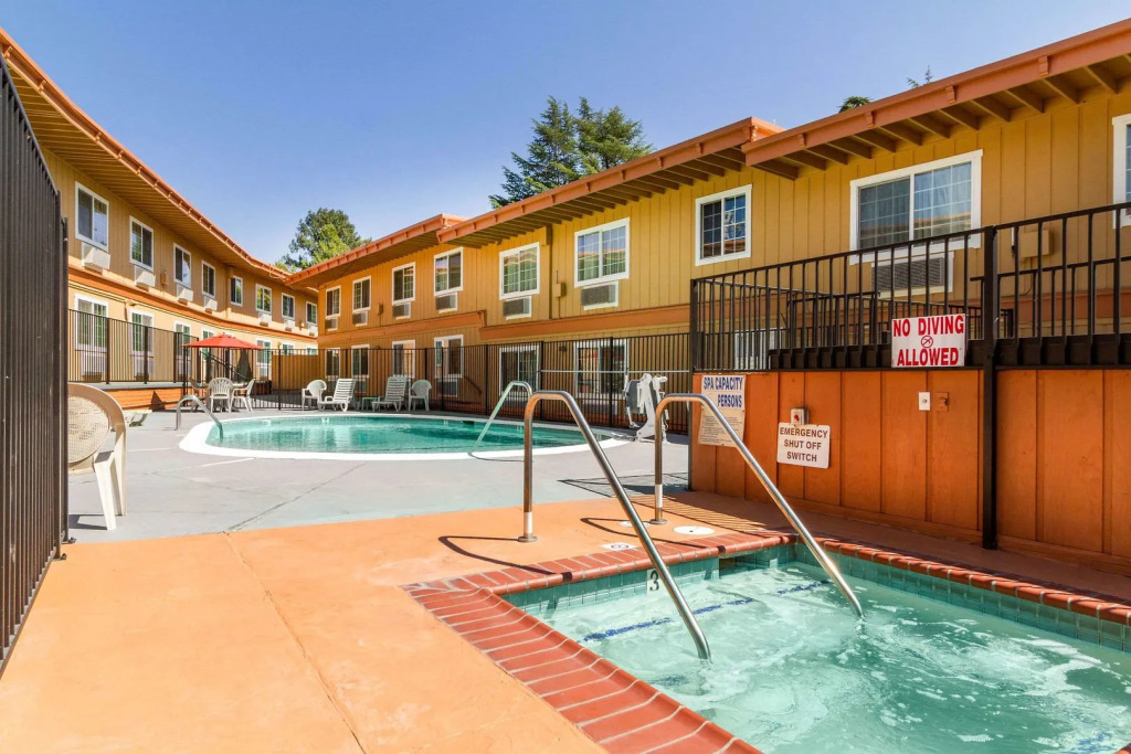 Auburn House Hotel