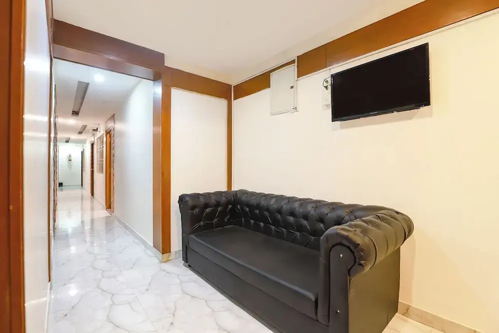 FabHotel Lloyds Inn