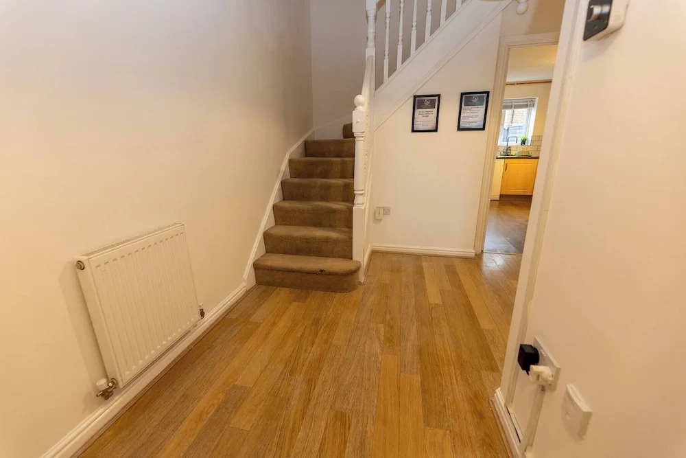 Charming 5-bedroom Townhouse in Central Gloucester