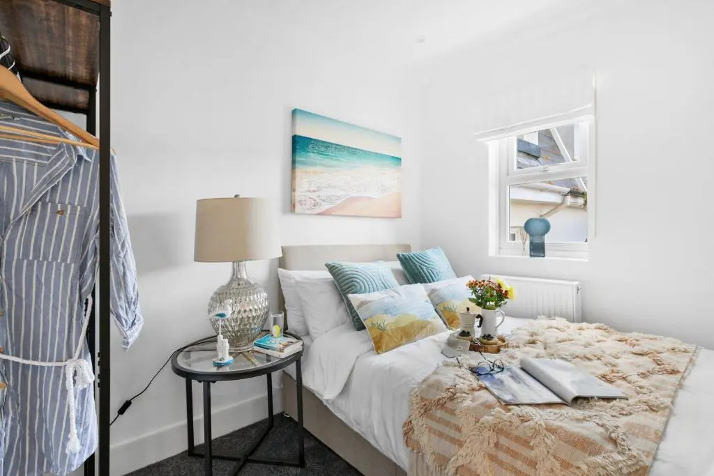 Sea Breeze, Luxury Views Seafront Stylish Home