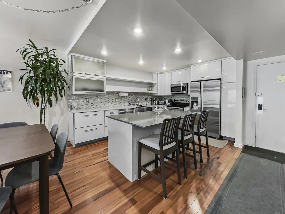 129 Park Station Escape! Cozy Condo With Pool & Hot Tub! Walking Distance To Main Street & Town Lift! 2 Bedroom Condo by RedAwning