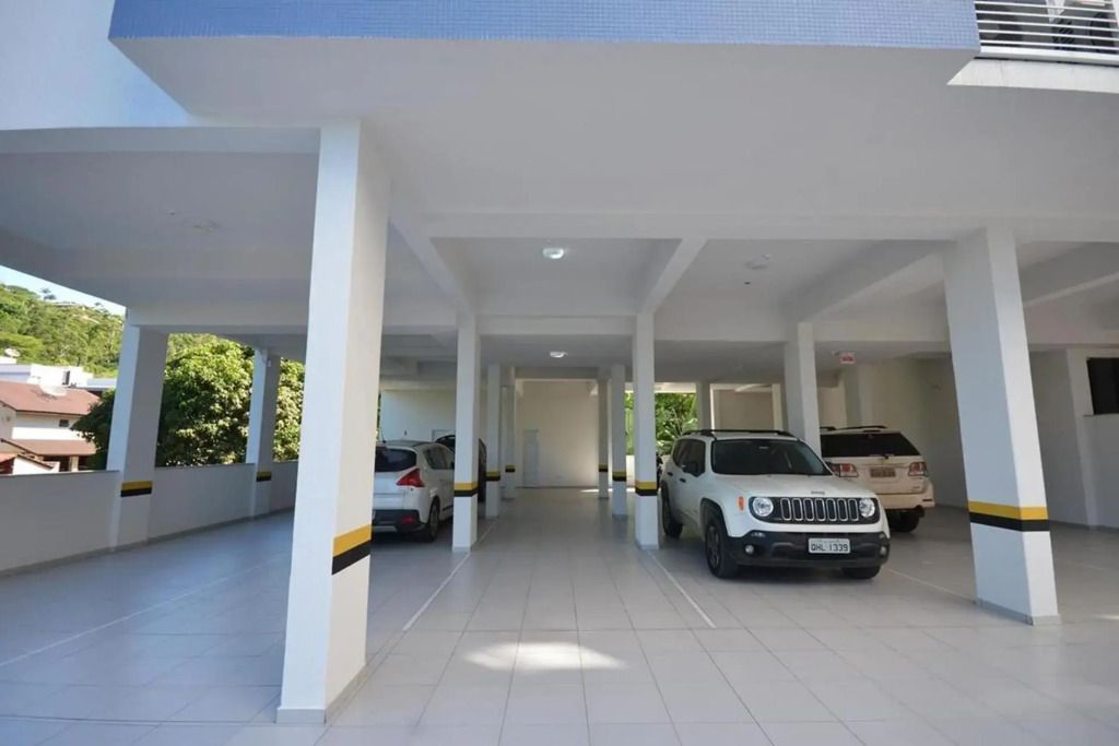 1067 - Apartamento para locação em Bombinhas com 03 suítes