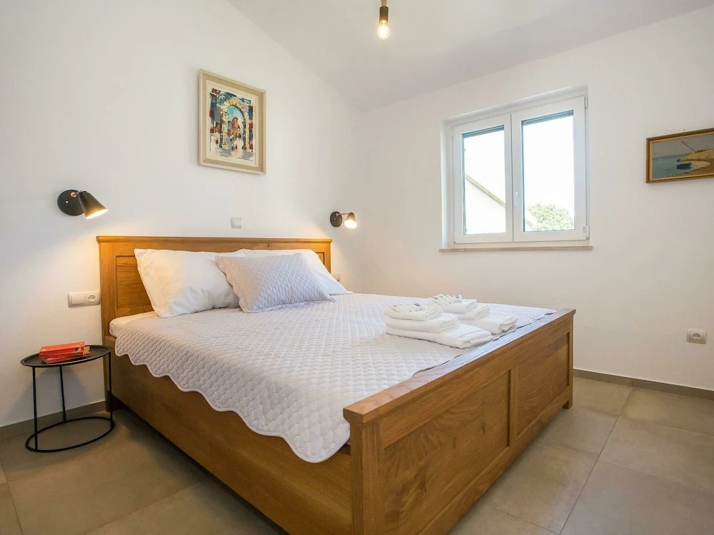 Modern and Well-kept Apartment Within Walking Distance of Restaurant and Beach Banjole