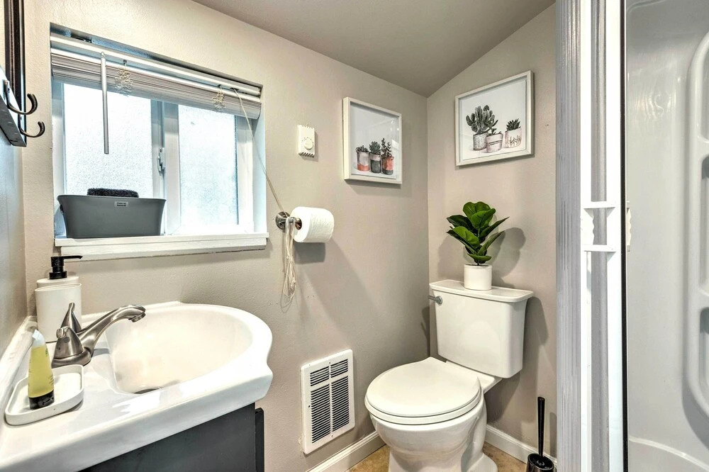 Seattle Home w/ Private Yard ~ 8 Mi to Dtwn!