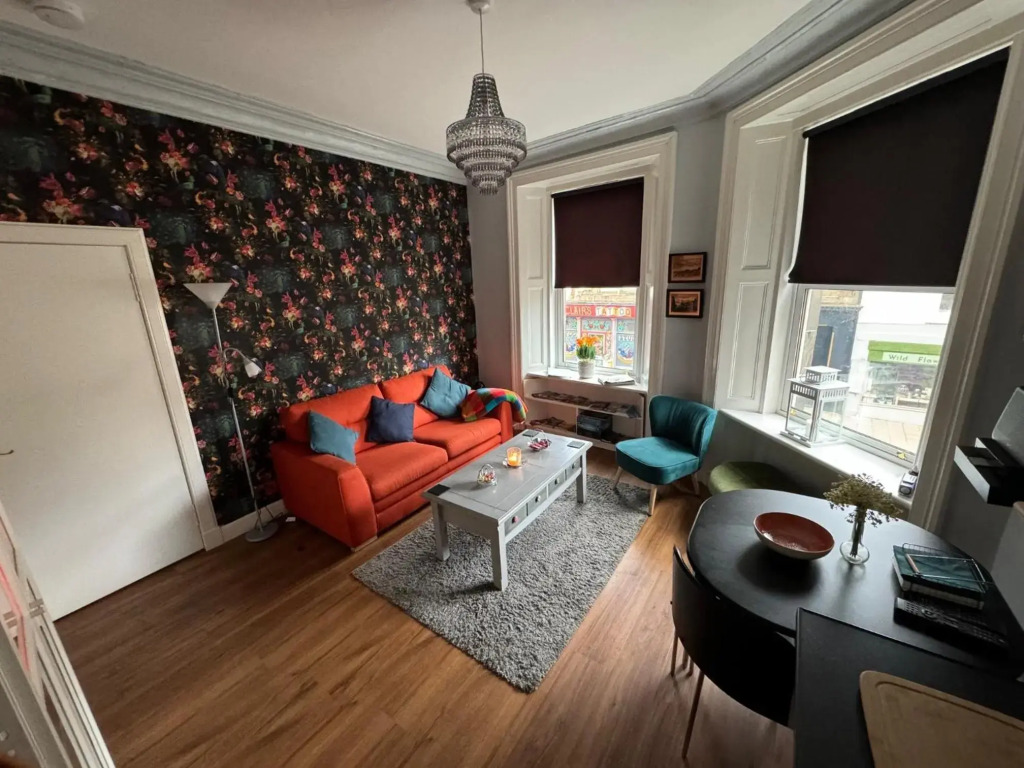 Edinburgh TWO BEDROOM apartment with free side street parking 24 hours