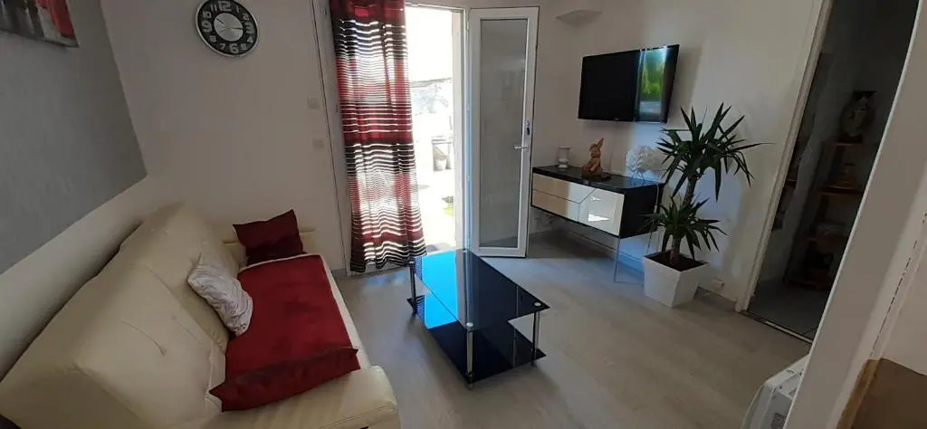 appartement de 50m de dessous de villa confortable et bien équipé terrasse de 40 bien équipé barbecue et planchas parasol wifi gratuit parking gratuit