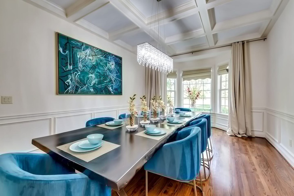 Luxe Gated Fenced Buckhead 6BD 8 5bth Sleeps 12