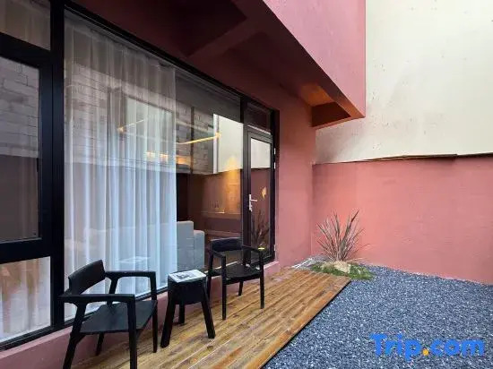Shangri-La Half View Vacation Homestay (Near the Giant Prayer Wheel, Dukezong Ancient City)