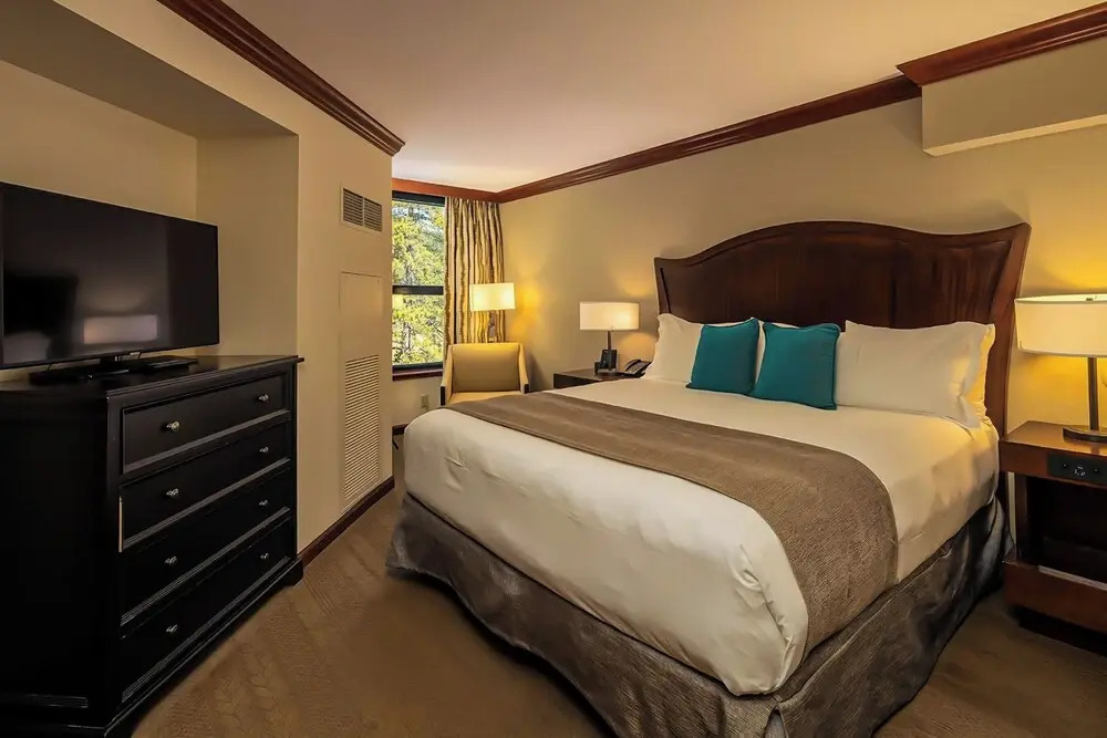 Sweeping Views & Access to Slopes: Everline Condo