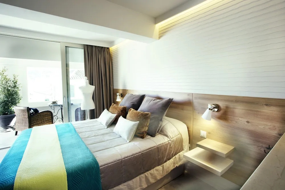 Cabaret Terrace Suite