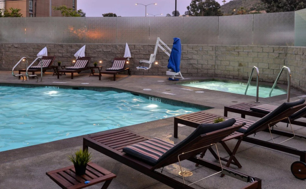 Holiday Inn Express & Suites San Diego - Mission Valley