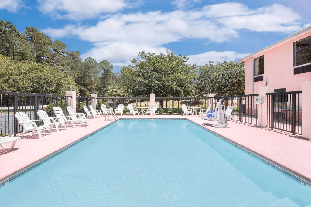Gray Inn & Suites
