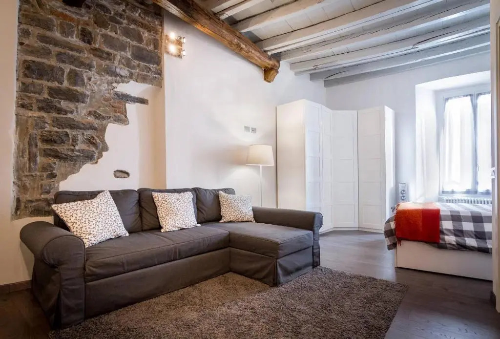 ALTIDO Elegant Apt for 4 at the Como's heart