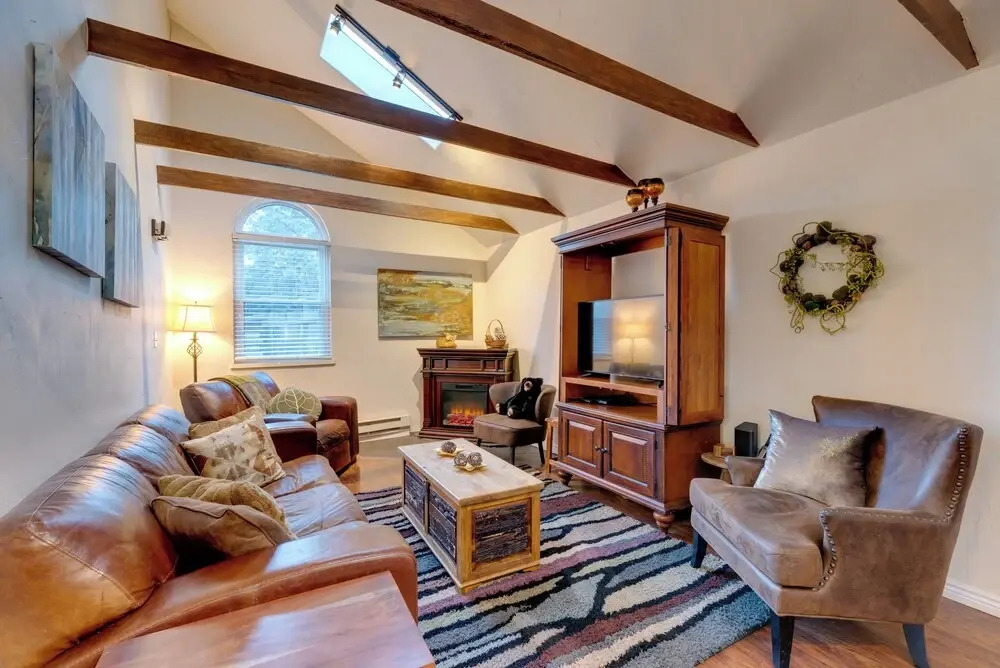 Rustic Log Cabin w/ Studio ~ 5 Mi to Pikes Peak