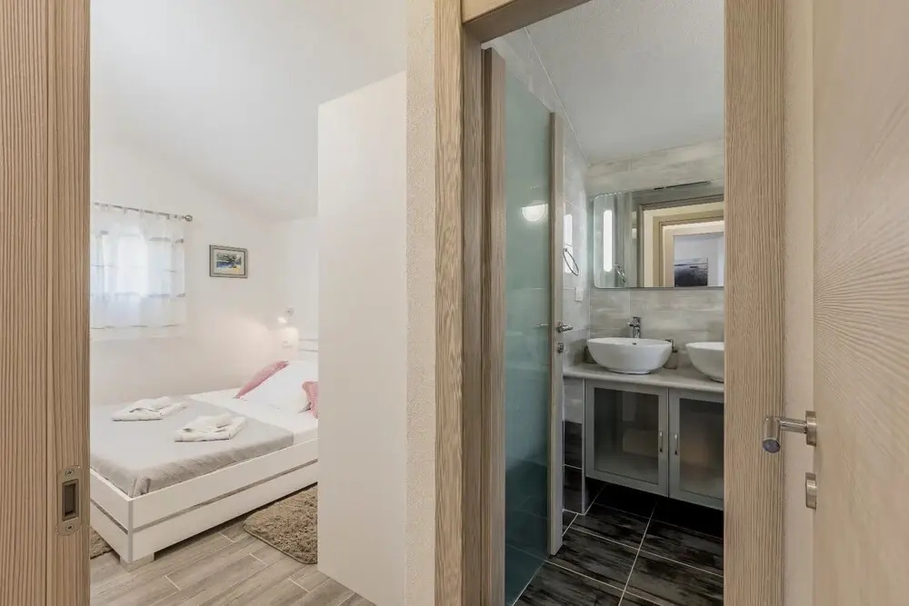 Goldie - 30 m From Beach - H