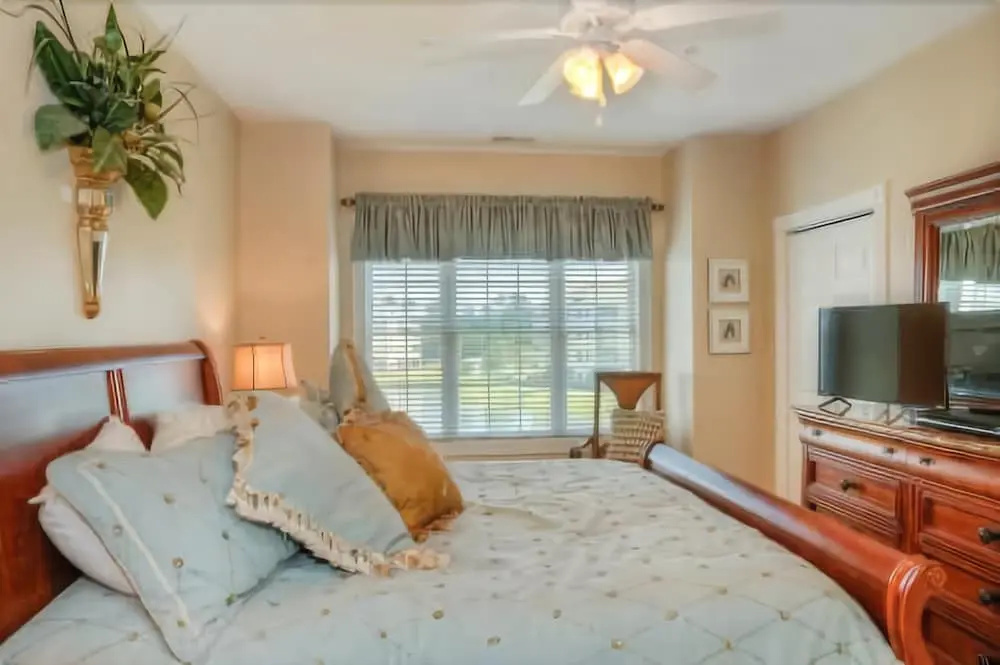 Magnolia Pointe 305-4820 Condo