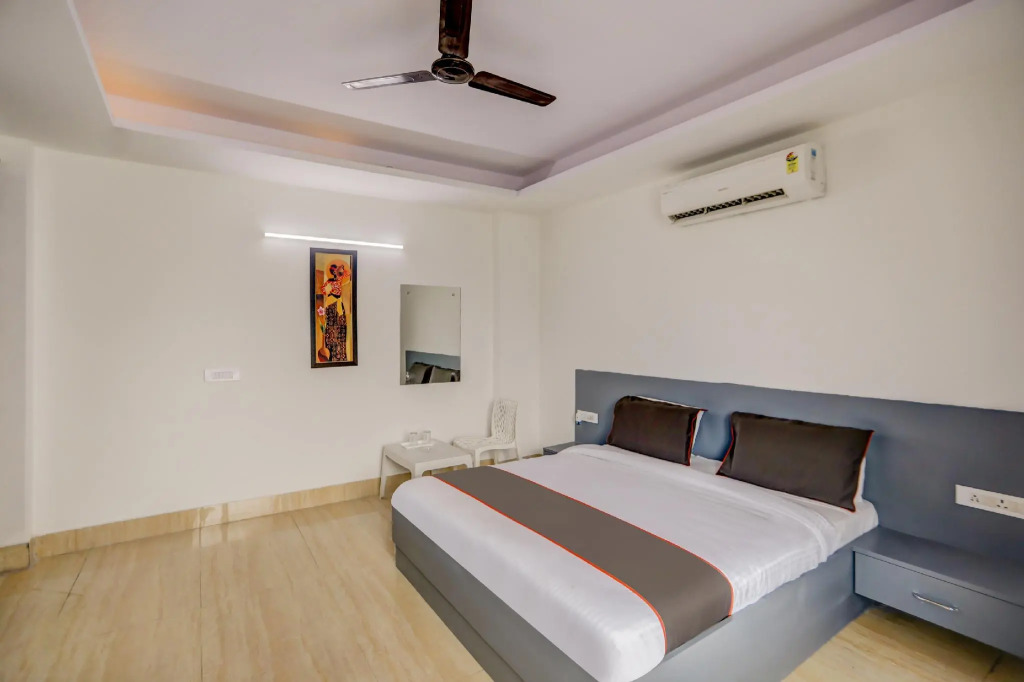 Collection O 75157 Hotel Crystal
