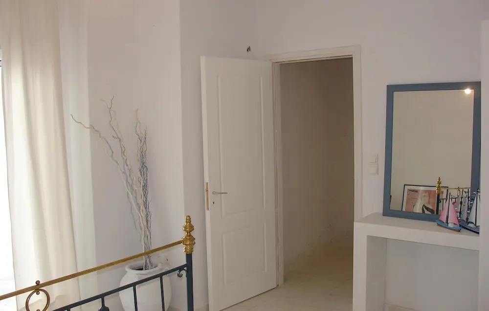 2 Bedroom Lovely Home In Kalamata