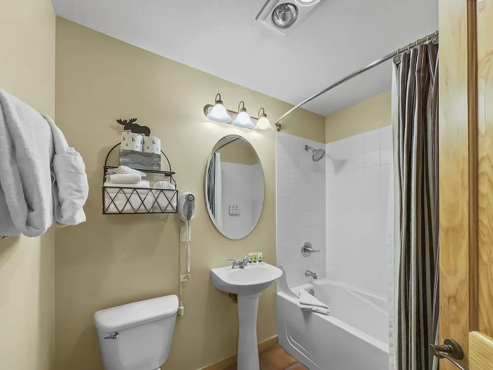 Tx205 Taylors Crossing 2 Bedroom Condo by RedAwning