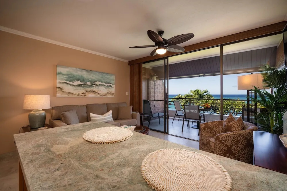 Kuleana 409 Oceanfront 1 bedroom 1 bath condo 1 Condo by RedAwning