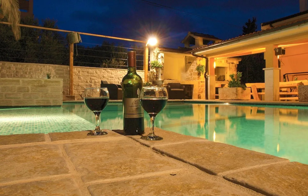 Beautiful Home in Brodarica With Wifi and 4 Bedrooms