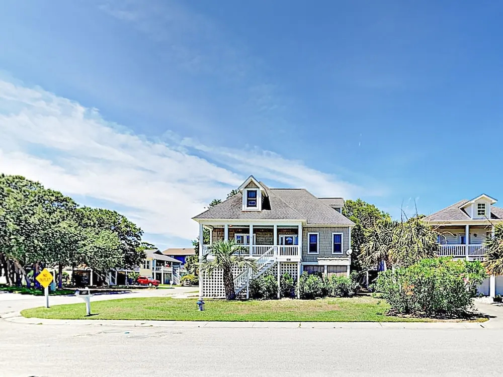 Large Family W/ Outdoor Dining, Walk To Beach 5 Bedroom Home