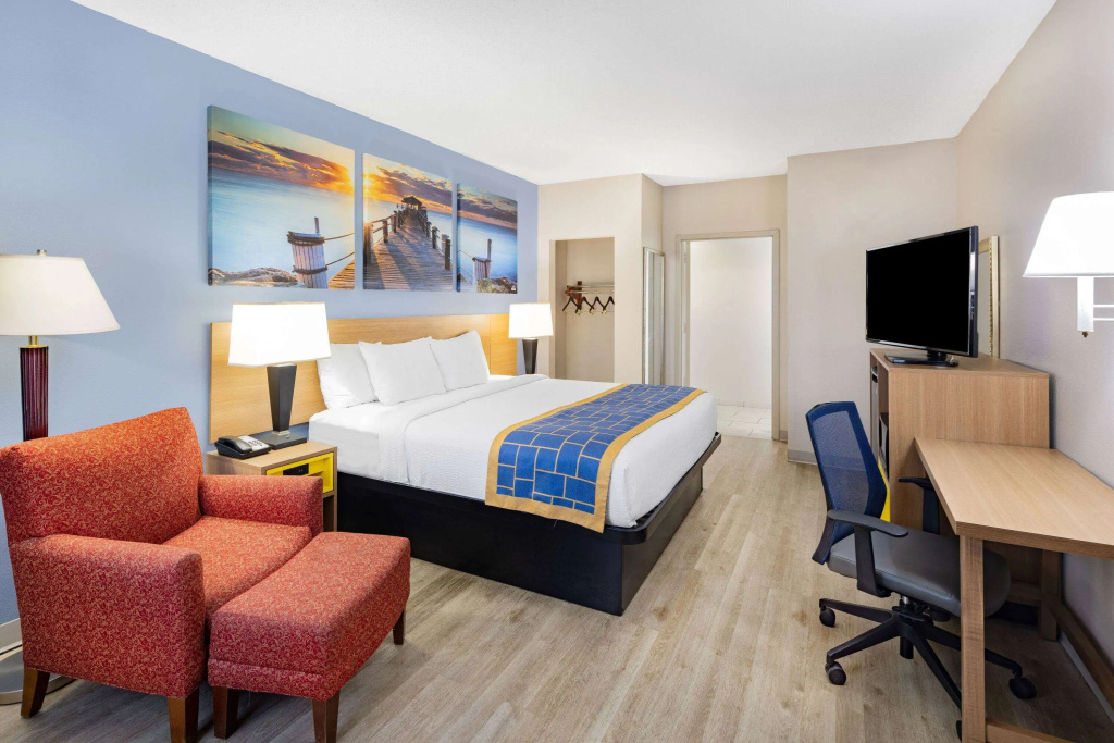 Days Inn & Suites by Wyndham Savannah Midtown