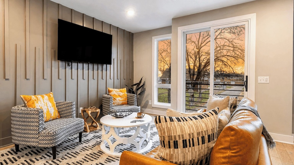 Monty by Avantstay 4bdr 4ba, Balcony w/ Outdoor Seating, 5mins to DT