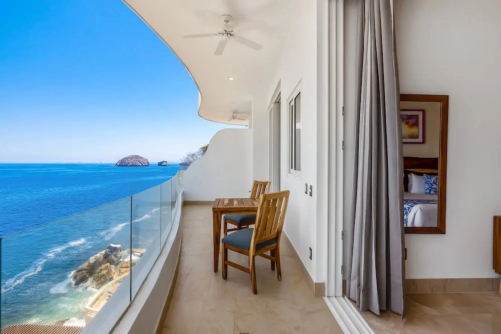 4th-floor Oceanfront Condo With Balcony, Outdoor Pool, Ocean Views & AC