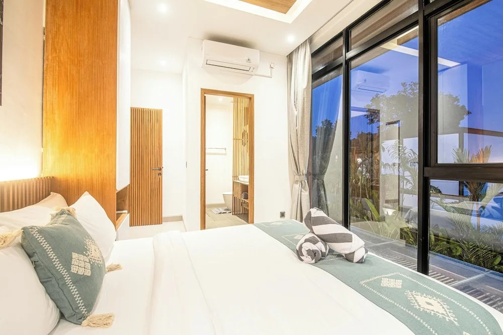 Luxury 5BR Retreat, 400m to Café Del Mar
