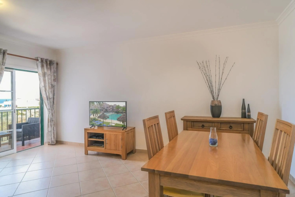 Top-floor 2 BR holiday home with sea view and pool