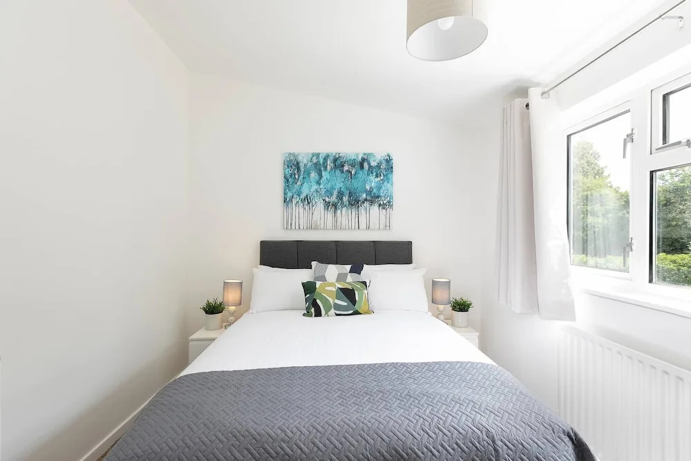 Skyvillion - Lush 2 Bed Hydean Way House & Garden
