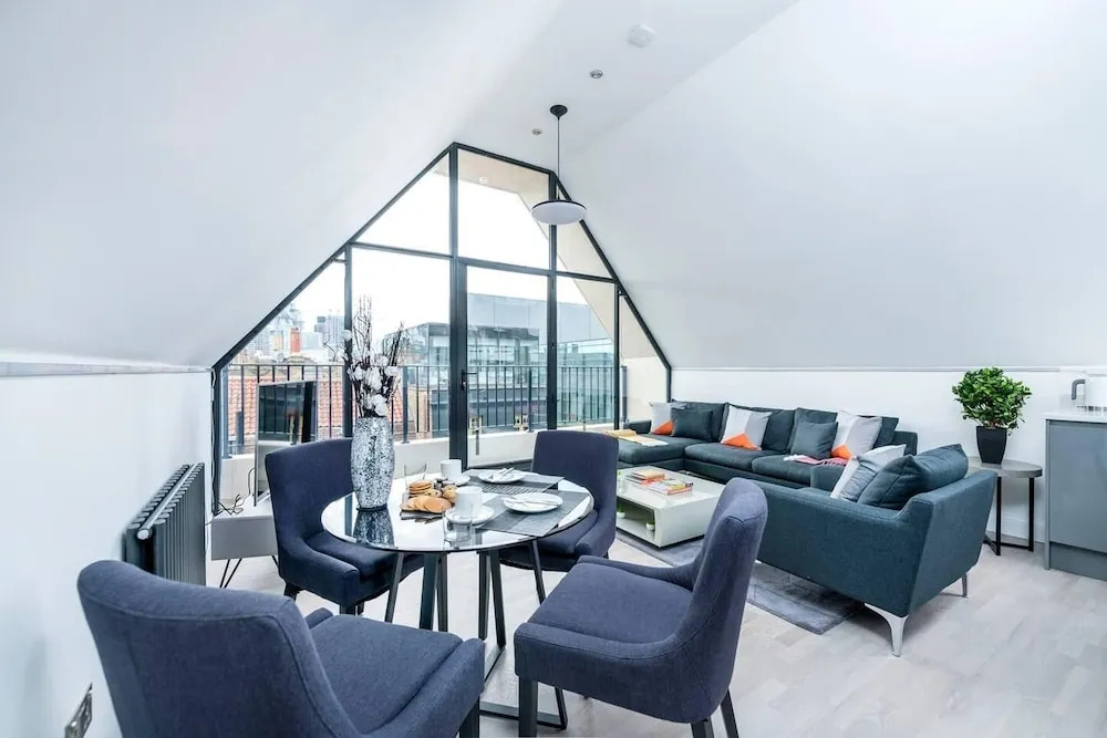 Stylish 2BR Whitechapel Flat with City Views