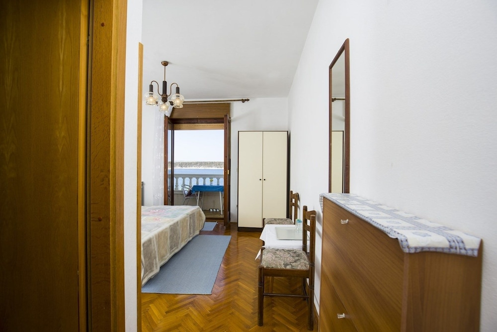 Apartments and Rooms Krstinić