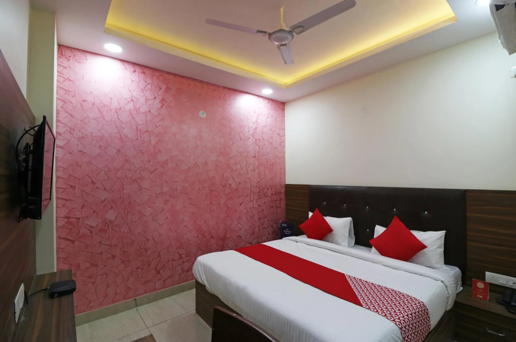 OYO 22825 Hotel Crown Stay inn