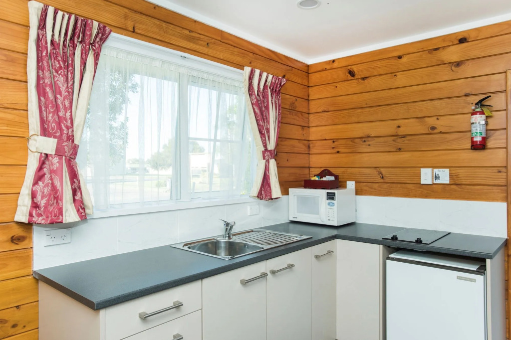 Tudor Park Motel Spacious with kitchens 1 minute walk to restaurant and shopping centre and Gisborne Hospital