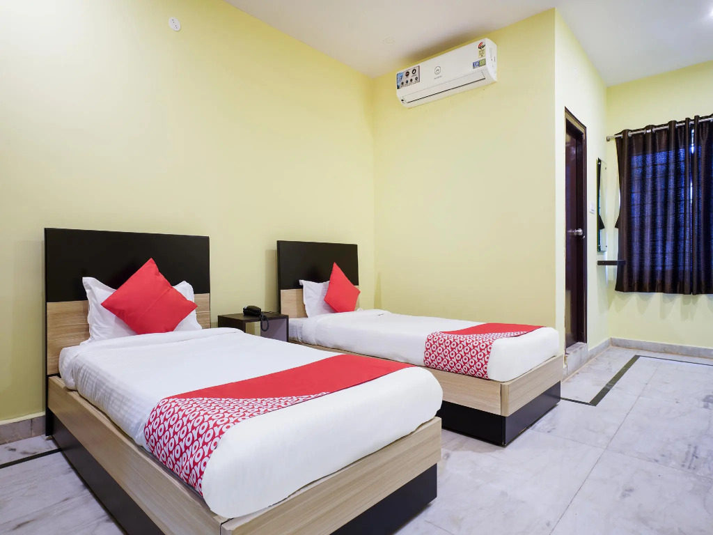 OYO 22736 Anuguna Tulasi Grand