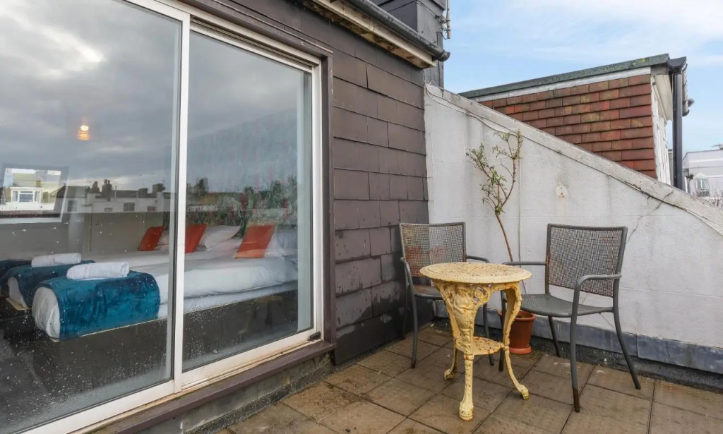Seabright Townhouse | By My Getaways | Parking for one car