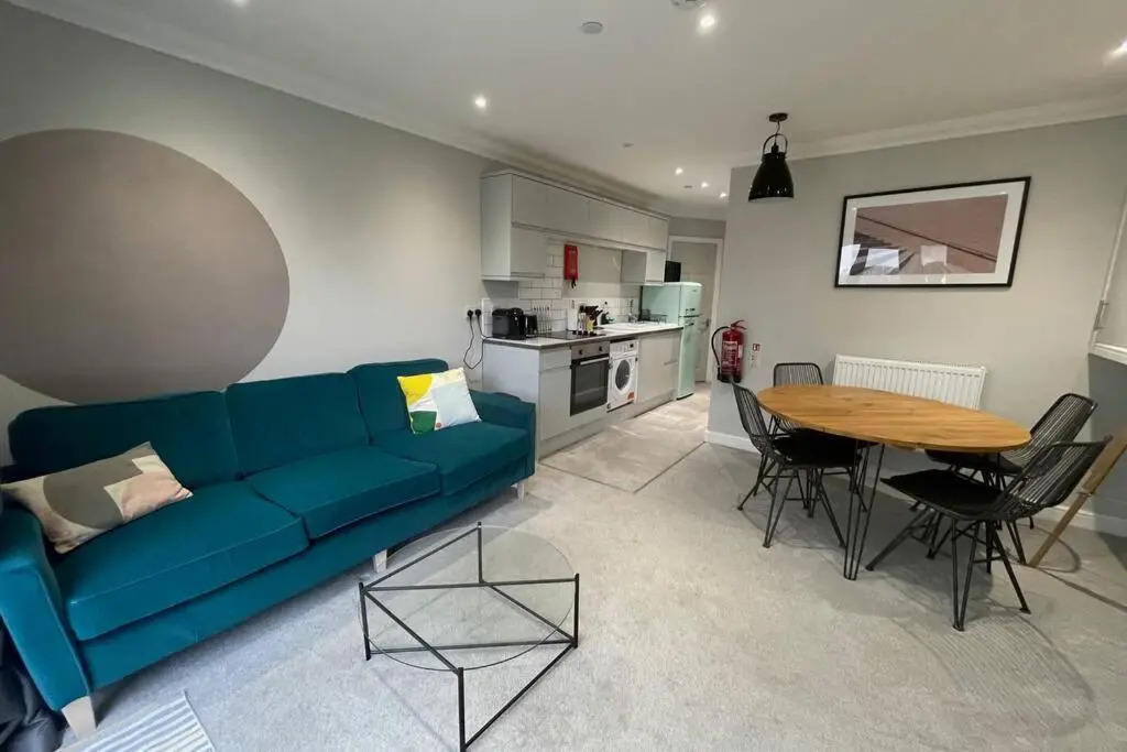 Stylish Modern Two Bedroom Apartment with Garden