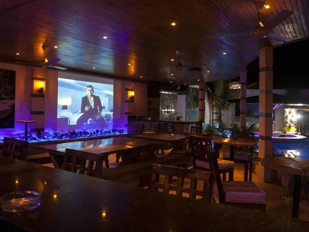 Luxury 14 Bedroom Villa Walking to Clubs/beaches!