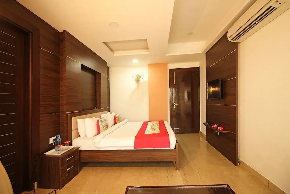 The Signature Hotel By OYO Rooms