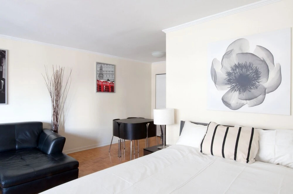 Comfortable Downtown Studio Apartment by Namastay