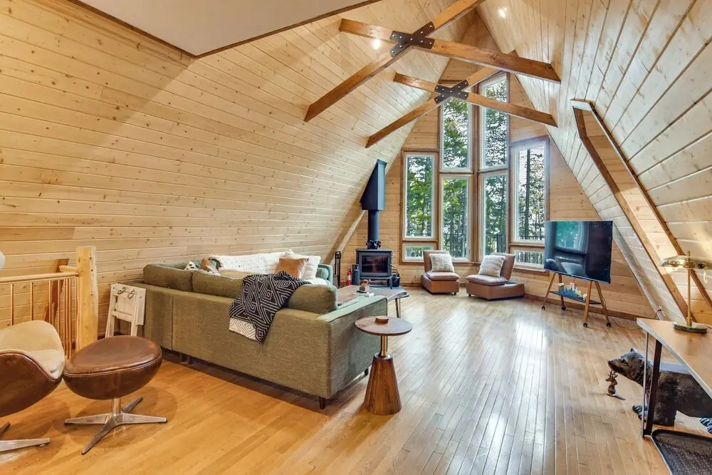 Wooded Retreat w/ Private Hot Tub in Evergreen