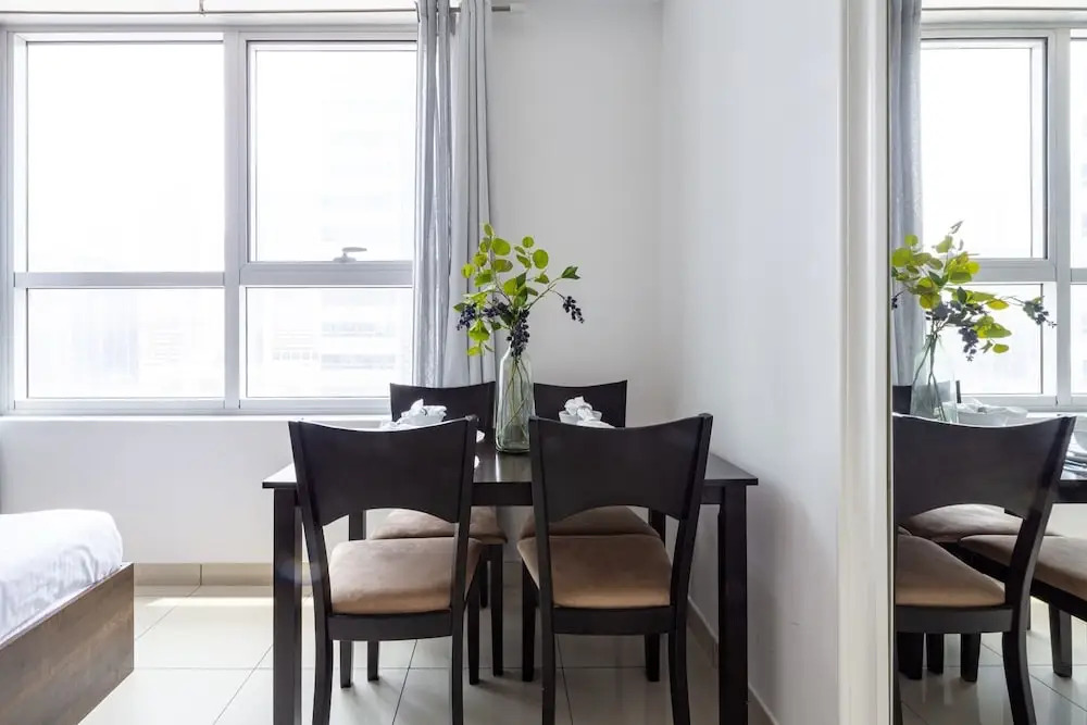 Light and Modern Studio in Jlt! Sleeps 3!